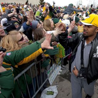 Aficionados festejan en el anochecer y el amanecer