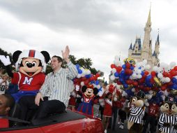 Aaron Rodgers se divierte en el tradicional festejo del Jugador Más Valioso del Super Bowl en Disney World, en Orlando. EFE  /
