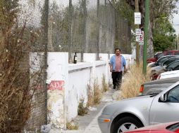 Lo que era la entrada al estacionamiento principal por la calle Colomos, está lleno de basura y hierbas. E. PACHECO  /