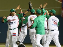 Los Yaquis de Ciudad Obregón celebran la victoria ante los Caribes de Venezuela, con la cual se coronaron. EFE  /