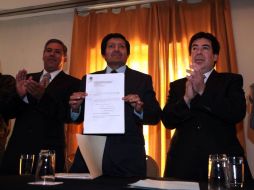 Homero Polito Domínguez (centro), vocero del nuevo sindicato, muestra el documento que los avala. EL UNIVERSAL  /