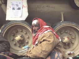 Un hombre forma parte del plantón en la Plaza Tahrir. AFP  /