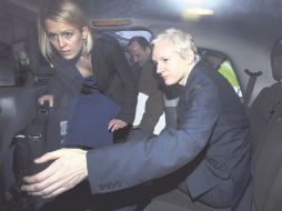Julian Assange en un taxi con su abogada Jennifer Robinson, tras salir de la Corte. EFE  /