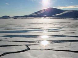 El lago tiene una superficie de 15 mil 690 kilómetros cuadrados, similar a la del Baikal. EL UNIVERSAL  /