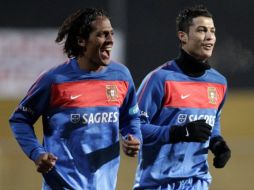 Cristiano Ronaldo en la práctica junto con su compañero Bruno Alves. AP  /