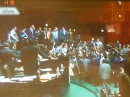 Legisladores y representantes de los medios de comunicación ocasionaron desorden en el recinto. ESPECIAL  /