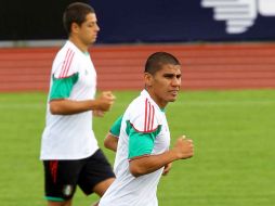 Carlos Salcido entrena al parejo que el 'Chicharito' en una práctica de la Selección mexicana. MEXSPORT  /