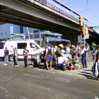 Choque en la Calzada e Hidalgo 'atora' vialidad en el Centro