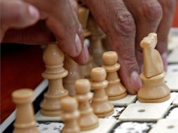 El tablero de ajedrez para invidentes cuenta con una superficie elevada y las piezas blancas son diferentes. E. BARRERA  /