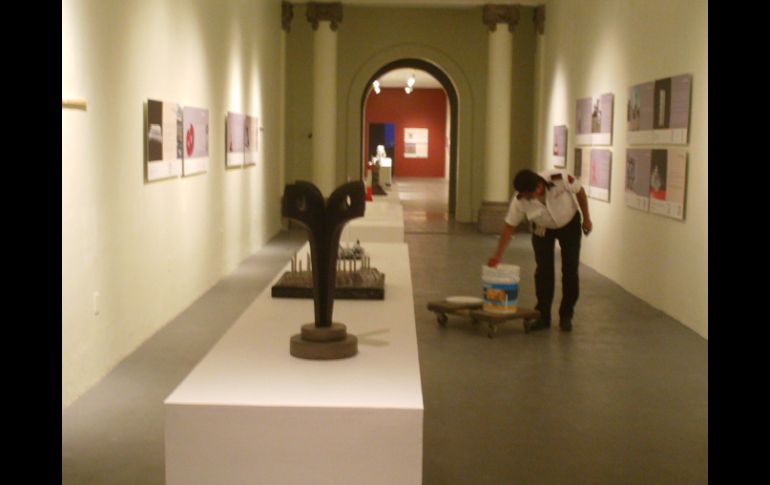 Las piezas seleccionadas de la bienal de escultura están en montaje en el Museo de las Artes. O. GARCÍA  /