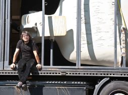 Rivelino y uno de sus enormes guardianes, a la espera de navegar hacia tierras francesas.EL UNIVERSAL  /