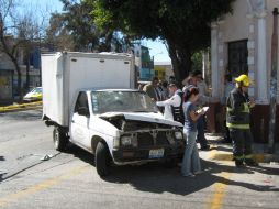 La camioneta quedó destrozada por el camión del transporte público y  terminó estrellada en un poste. O. RUVALCABA  /