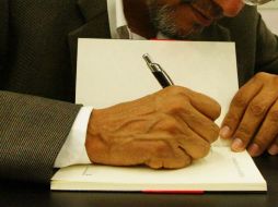 La escritora detalló que el texto consta de dos partes con 13 fotografías, poemas y apéndice. ARCHIVO EL INFORMADOR  /
