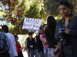 Una mujer protesta en Arizona por el intento de abolición de ciudadanía a los hijos de indocumentados. REUTERS  /