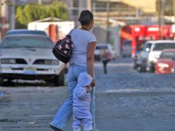 Los mexicanos se sienten confiados al caminar por la vía pública aunque sientan más inseguridad que hace un año. ARCHIVO  /