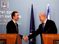 El primer ministro israelí Benjamin Netanyahu, (d), comparece ante los medios junto al secretario general de la OTAN. ARCHIVO  /