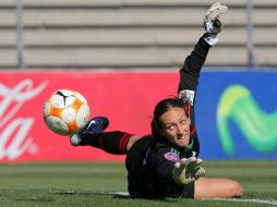 Pamela Tajonar portera de la Selección mexicana femenil rechazando un balón. MEXSPORT  /