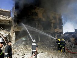 Bomberos iraquíes extinguen el fuego después de la explosión. AP  /