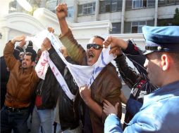 Policía argelino intenta contener a manifestantes. EFE  /