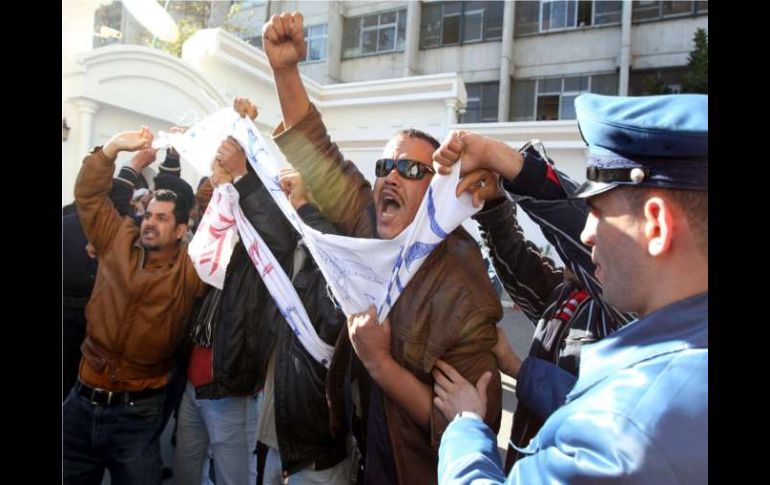 Policía argelino intenta contener a manifestantes. EFE  /