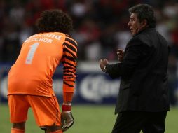 El entrenador de las Águilas Carlos Reinoso junto al portero Guillermo Ochoa, durante el torneo Clausura 2011. MEXSPORT  /