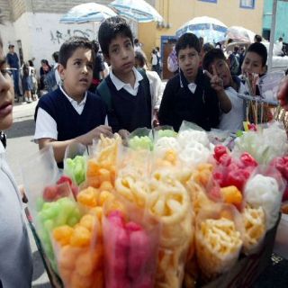 Eliminar comida 'chatarra' de escuelas reduciría caries además de obesidad