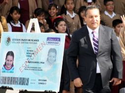 El titular de Segob, Francisco Blake, puso ayer en marcha el programa de cédula para menores en Guanajuato. NTX  /