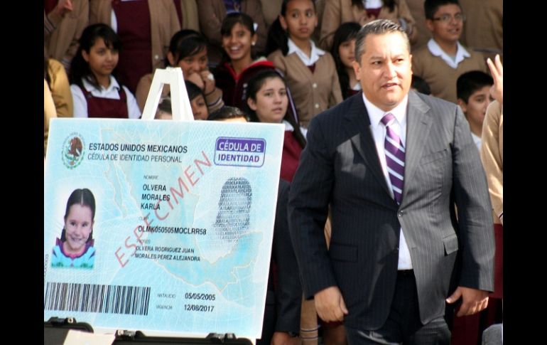 El titular de Segob, Francisco Blake, puso ayer en marcha el programa de cédula para menores en Guanajuato. NTX  /