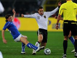 Miroslav Klose (centro) disputa un balón en el partido ante Italia. AFP  /
