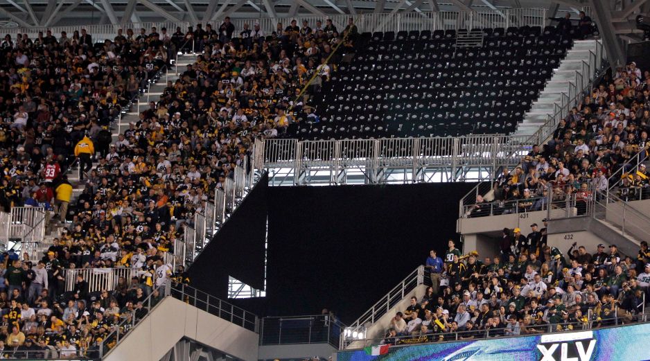 Parte de las butacas que no fueron ocupadas en el partido del Super Bowl, en el estadio de los Vaqueros, en Arlington. AP  /