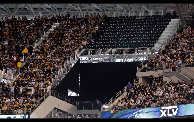 Parte de las butacas que no fueron ocupadas en el partido del Super Bowl, en el estadio de los Vaqueros, en Arlington. AP  /