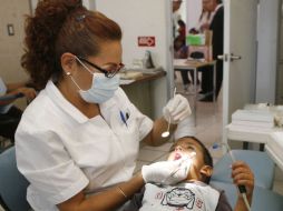 El elevado consumo de dulces y la poca higiene bucal son causas de la formación de caries en los niños.M. FREYRÍA  /