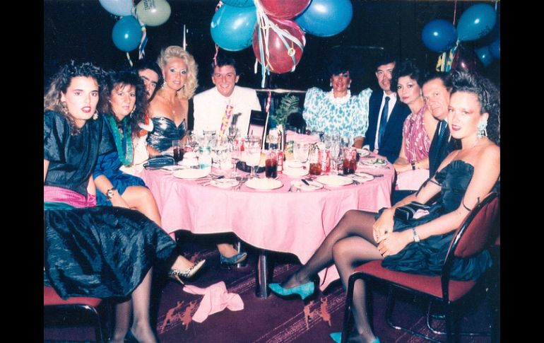 Arturo y Melín Godínez con hijas y amigos durante un año nuevo. EL INFORMADOR  /