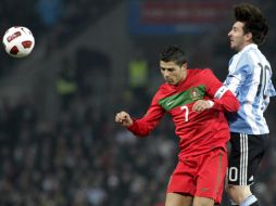 Ronaldo y Messi pelean un esférico durante el juego disputado ayer en Suiza. EFE  /
