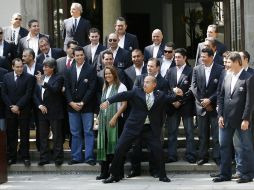 Aunque confesó no ser muy bueno para el beisbol, Felipe Calderón se animó a lanzar cual pitcher al receptor de Yaquis. EFE  /