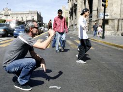 Beat Zehnder, manager de Sauber, observa el pavimento de la Avenida Alcalde. M. FREYRÍA  /