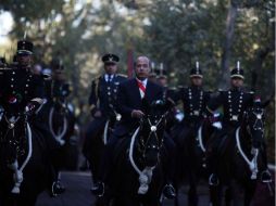 El presidente Felipe Calderón monta en yegua en la conmemoración de La Marcha de la Lealtad. EL UNIVERSAL  /