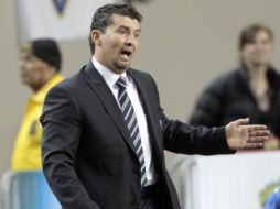 José Manuel de la Torre, dando instrucciones al Tri en el partido ante Bosnia. AP  /