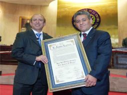 Juan Sabines Guerrero, recibe reconocimiento del presidente de la Asamblea Legislativa de El Salvador. EFE  /