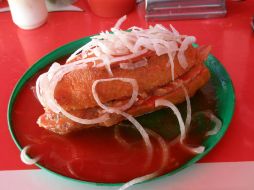 Para muchos, remedio infalible para la resaca; para otros, el platillo más rico y tradicional de Guadalajara: las tortas ahogadas.ESPEC  /