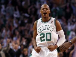 Ray Allen festeja después de anotar la canasta de tres puntos con la que rompió el récord vigente. REUTERS  /