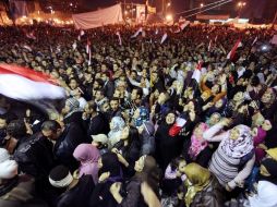 Manifestantes reaccionan hoy, tras el anuncio del presidente egipcio de que delegará poderes al vicepresidente. EFE  /