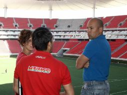 Alejandro Cardenas (der.) visitó las sedes de los Juegos Panamericanos de Guadalajara, como el estadio de las Chivas. MEXSPORT  /