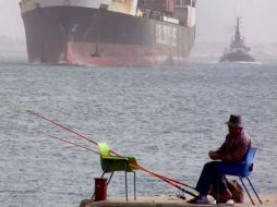 Incluso si el canal de Suez cerrara, el crudo podría seguir siendo transportado con normalidad. EFE  /