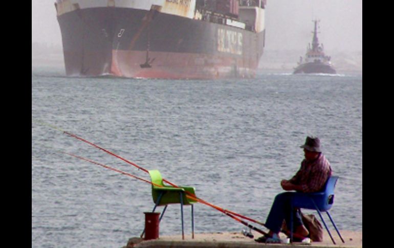 Incluso si el canal de Suez cerrara, el crudo podría seguir siendo transportado con normalidad. EFE  /