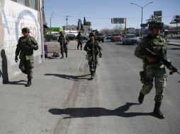 Militares vigilan uno de los suburbios en Ciudad Juárez, como parte del Operativo Conjunto Chihuahua. EFE  /
