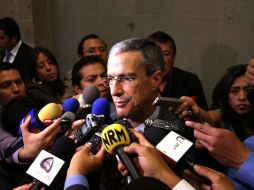 El coordinador panista en la Cámara alta, José González Morfín, atiende a los medios tras la sesión de ayer. EL UNIVERSAL  /