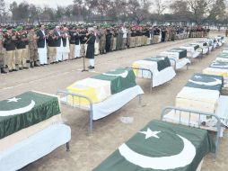 Uniformados, durante el funeral a los caídos por el atentado en Mardan. AFP  /