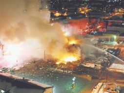 Bomberos tratan de controlar el fuego en Allentown que arrasó con por lo menos ocho hogares. AP  /