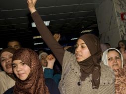 Seguidoras y familiares de miembros del Movimiento Islamista Moderado Ennahdha esperan la llegada de varios exiliados del partido. EFE  /